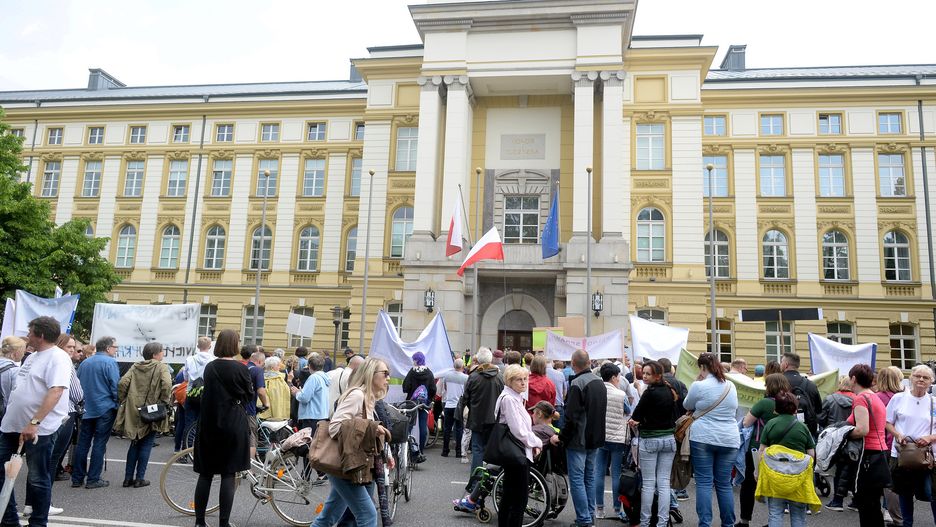 Tłum przed KPRM. W środku jest niewiele lepiej