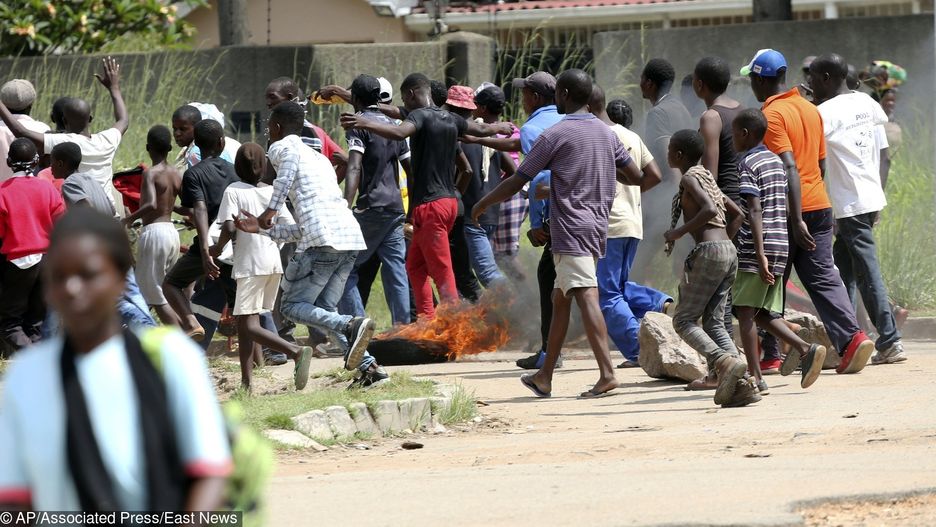 Zimbabwe w ogniu walki. Protestujący starli się z policją.