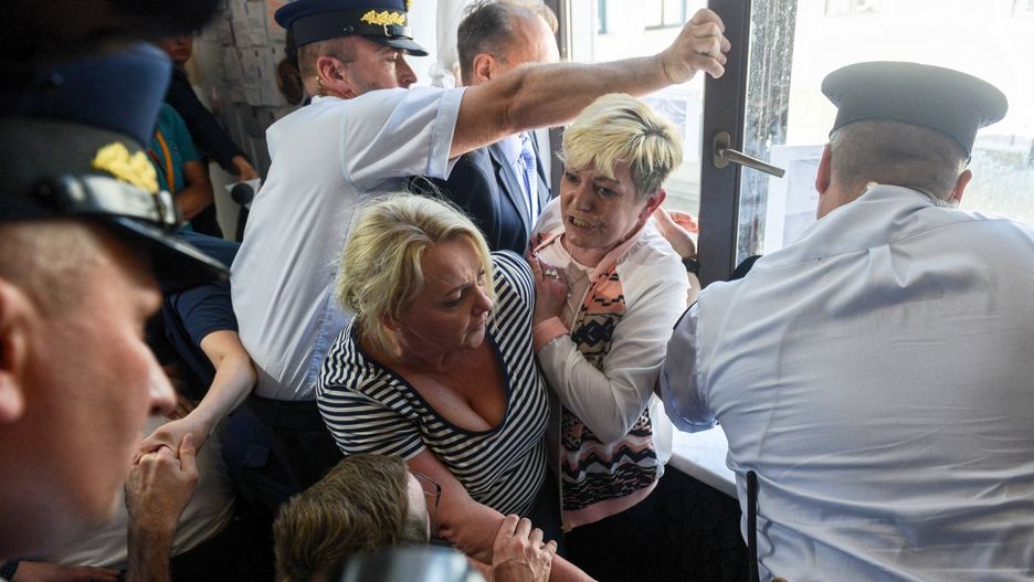Przepychanki w Sejmie między protestującymi rodzicami osób niepełnosprawnych a Strażą Marszałkowską