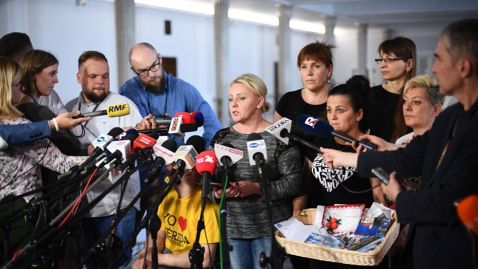 Iwona Hartwich oraz niepełnosprawni i ich opiekunowie podczas konferencji prasowej w Sejmie
