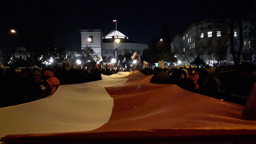 Protest przed Sejmem. Zdaniem eksperta sprawa ustaw dotyczących sądownictwa ostatecznie nie zaszkodziła PiS