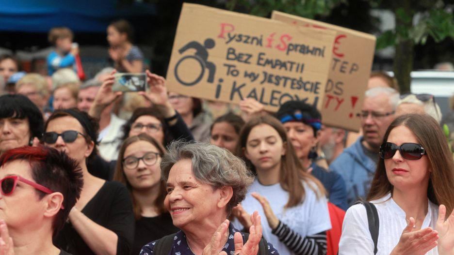 Manifestacja wsparcia dla protestujących w Sejmie rodziców osób niepełnosprawnych