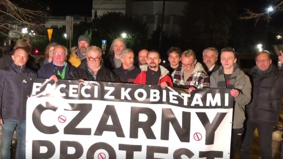 Grupa mężczyzn nagrała filmik zachęcający do udziału w Czarnym Proteście.
