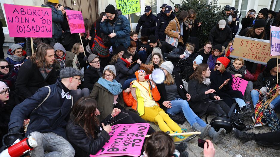 Kobiety są bardziej liberalne od mężczyzn w kwestii aborcji