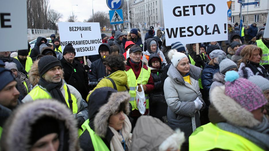 Oburzeni mieszkańcy Wesołej i Sulejówka podczas protestu po decyzji rządu w sprawie przebiegu trasy wschodniej obwodnicy Warszawy
