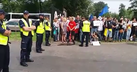 Prezydenta Dudę w Legionowie przywitali protestujący: "Nie ma wakacji od demokracji"