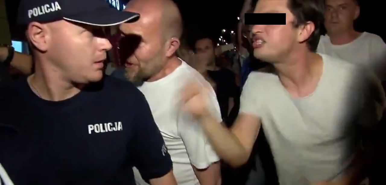 Mężczyzna, który krzyczał "ZOMO" do policji, dostał zarzuty. Ustalono, kim jest