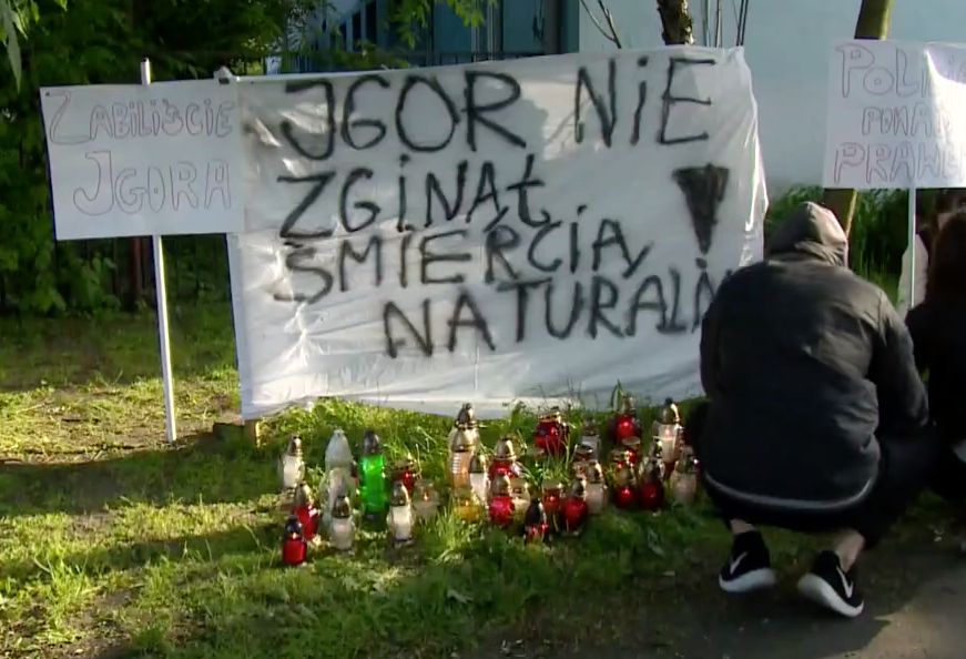 Protest przed komisariatem. Winią policję za śmierć kolegi