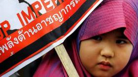 Dziewczynka podczas manifestacji przed ambasadą USA w Bangkoku