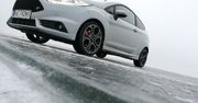 Ford Fiesta ST200 na zamarzniętym jeziorze