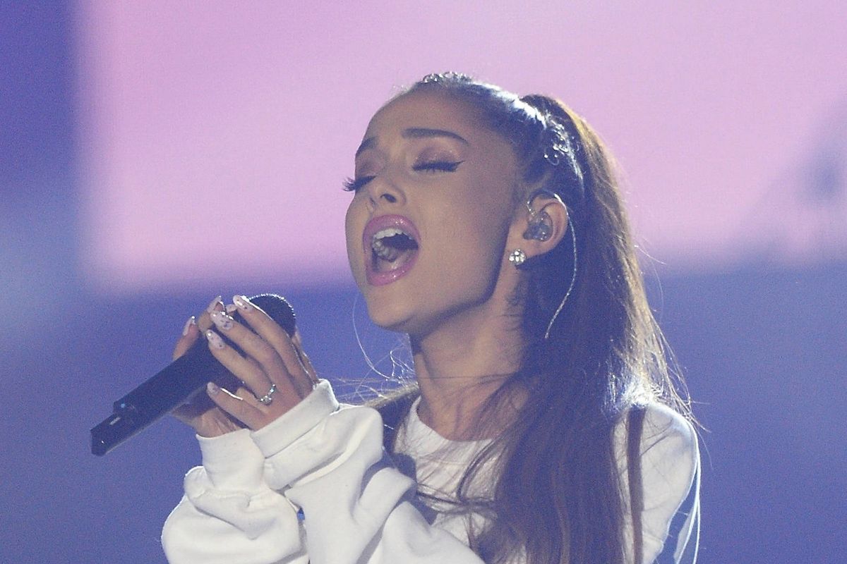 Ariana Grande ukryła ważny symbol na nowej płycie. Fani są wzruszeni.