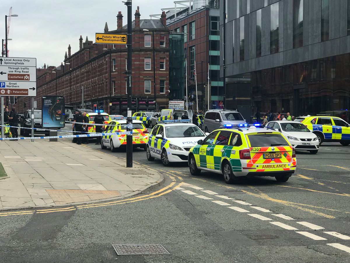 Atak nożownika w angielskim Hiltonie. Policja wyprowadza 6 osób w kajdankach