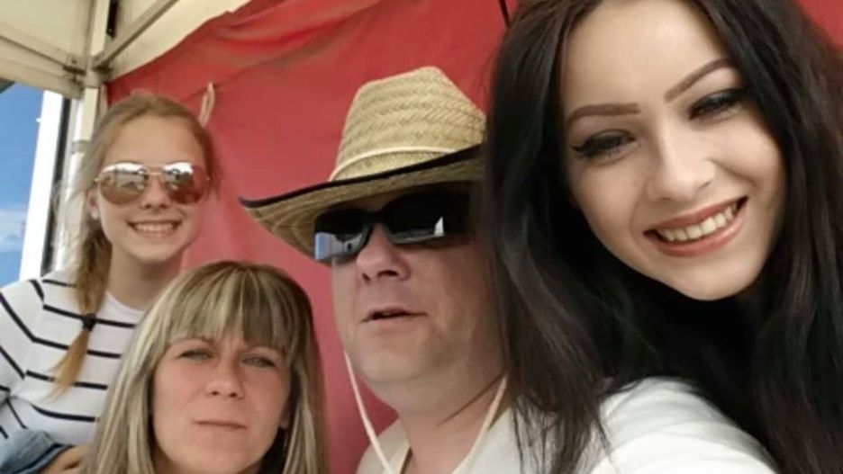 Marcin i Angelika Klis z córkami.