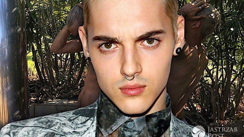 Radek Pestka nago pod prysznicem