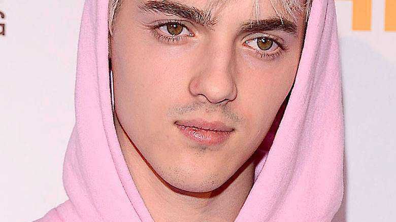 Radek Pestka ma różowe włosy