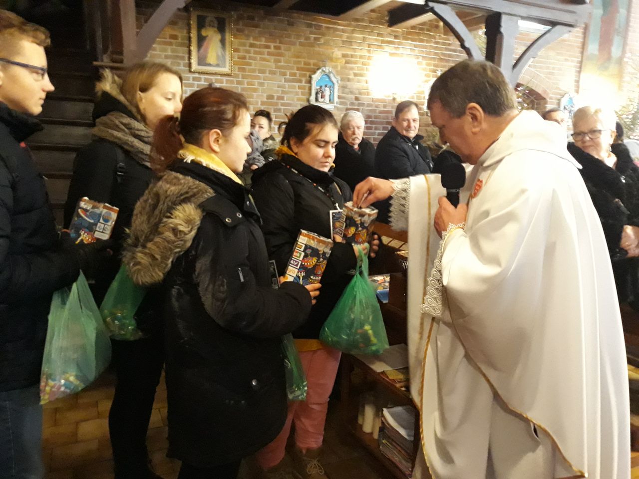 WOŚP. Ten ksiądz zawstydzi wielu duchownych. "Całą tacę oddam na akcję Jurka Owsiaka"