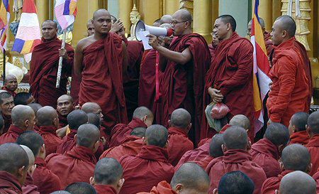 Protesty mnichów - władze Birmy przechodzą do kontrofensywy