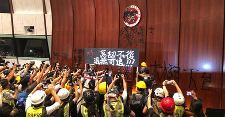 Starcia w Hongkongu. Protestujący wdarli się do budynku parlamentu