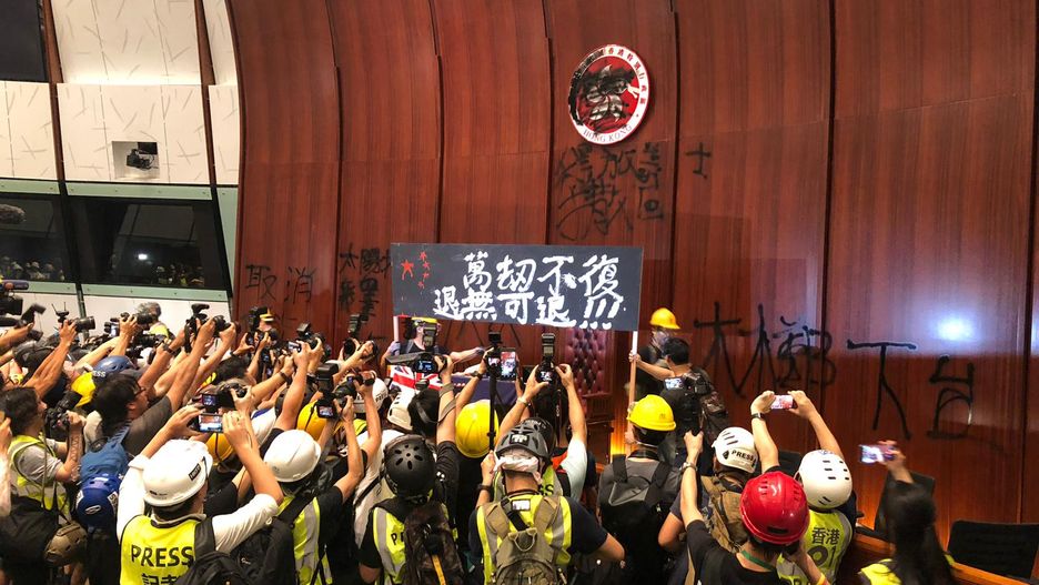 Hongkong. Protestujący opanowali budynek lokalnego parlamentu