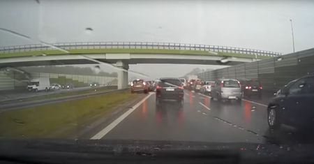 Opady wstrzymują ruch na autostradzie. Takie rzeczy tylko w Polsce