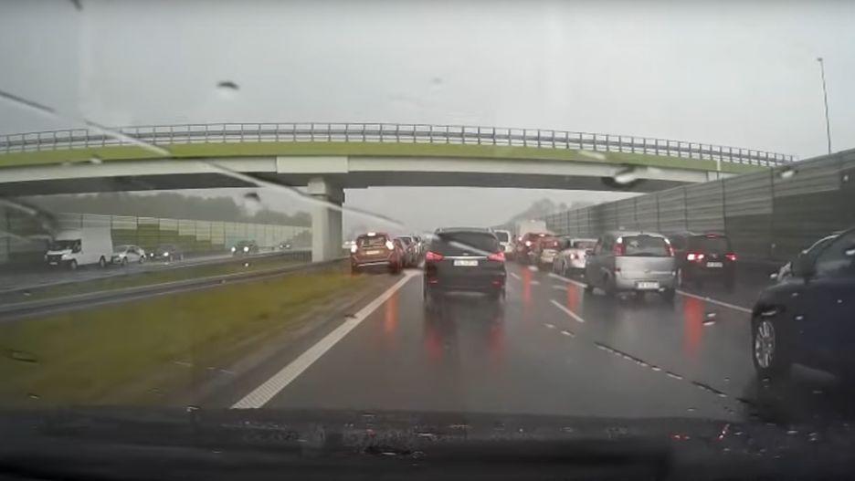 Niewiele jest miejsc, które do postoju nadają się gorzej niż pobocze autostrady