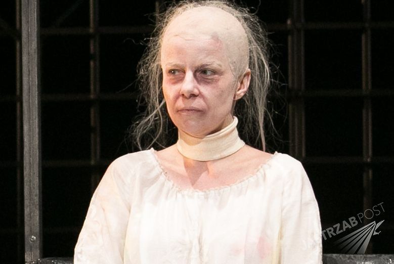 Agata Kulesza jako Marta Stuart na deskach teatru Ateneum