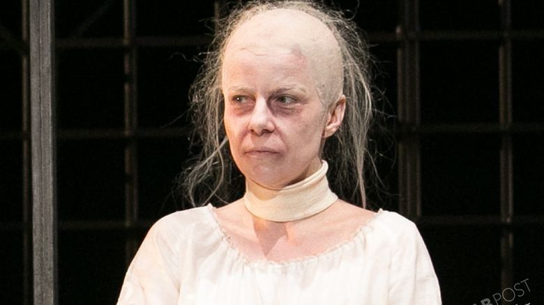 Agata Kulesza jako Marta Stuart na deskach teatru Ateneum
Fot. ons
