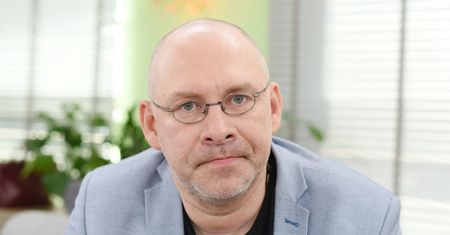 Paweł Reszka udawał księdza. Wszystko opisał w książce. "Piją, objadają się, kochają"