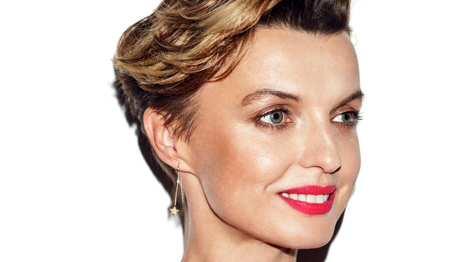 Katarzyna Sokołowska z delikatnym naszyjnikiem marki Apart