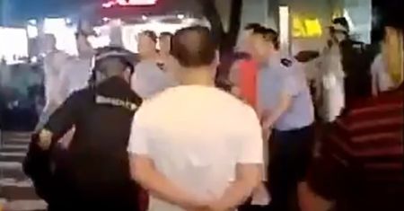 Rodzicom uczniów w Chinach puściły nerwy. Gwałtowny atak na władze i policję