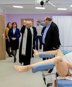 O tym Rzeszów nie zapomni. Ksiądz poświęcił fantoma porodowego