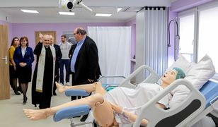 O tym Rzeszów nie zapomni. Ksiądz poświęcił fantoma porodowego