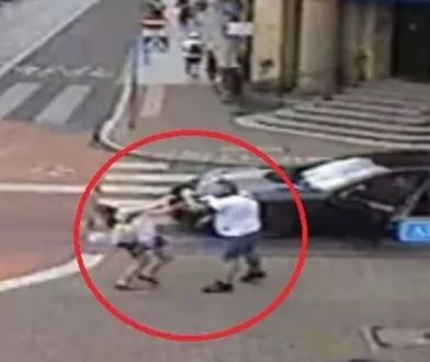 Wysiadł z porsche i uderzył kobietę. Potem próbował ją potrącić