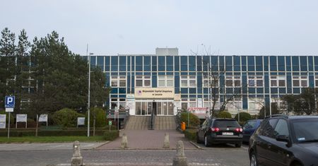 Leszno. Pacjent wypadł ze szpitalnego okna na szóstym piętrze. Nie przeżył