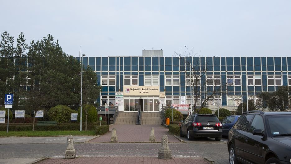 Leszno. Pacjent w wieku ok. 80 lat wypadł z okna szpitala na szóstym piętrze