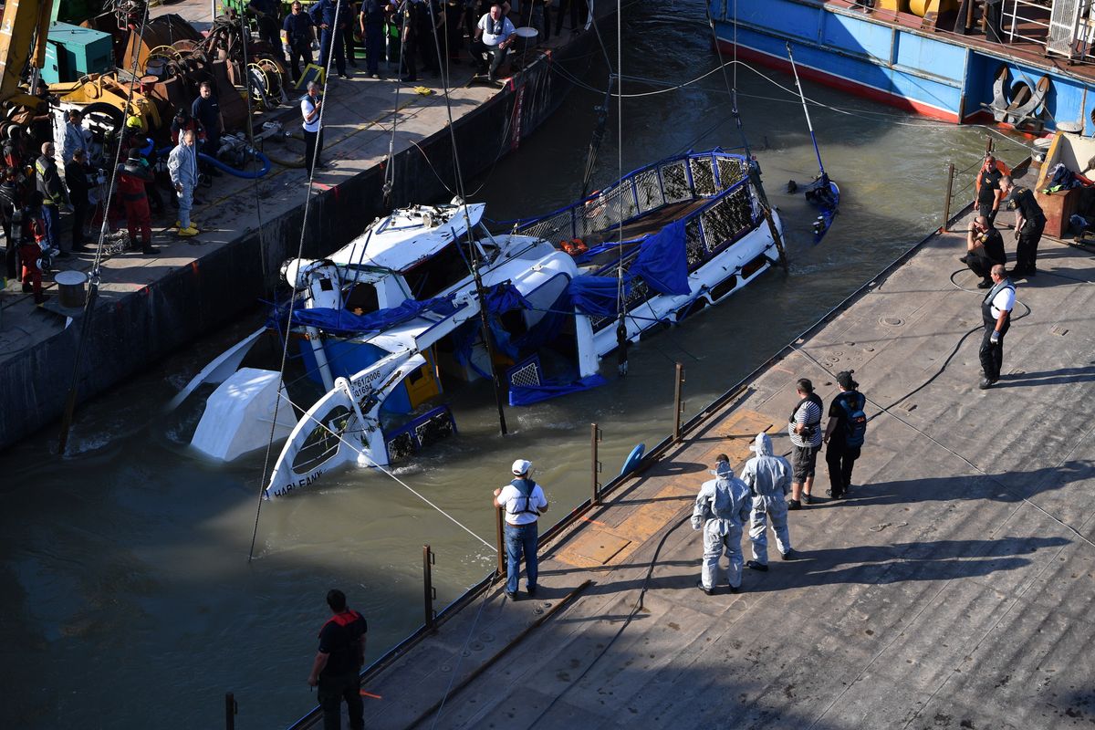 Katastrofa na Dunaju. Służby podnoszą wrak statku wycieczkowego