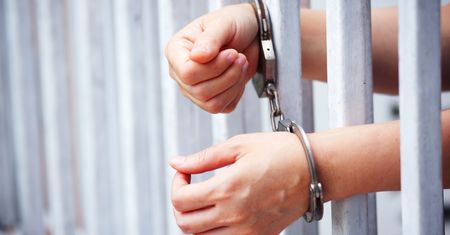 Miał brać ślub z ciężarną narzeczoną, ale przez pomyłkę trafił do aresztu. Mężczyzna chce odszkodowania