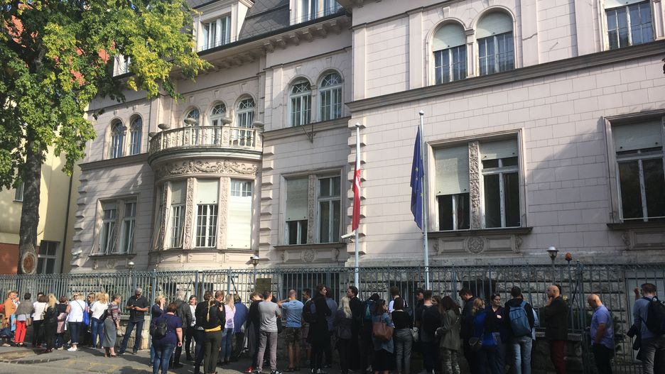 Wybory parlamentarne. Tłumy przed Ambasadą RP w Budapeszcie