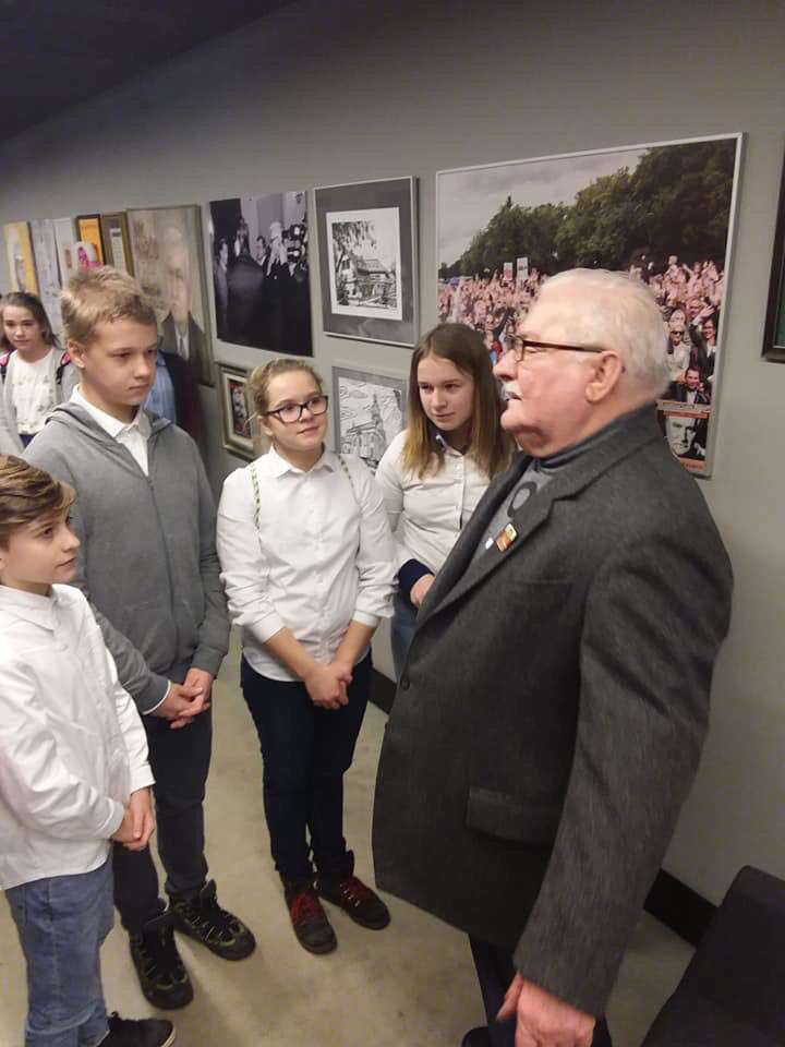 Lech Wałęsa spotkał się z dziećmi na korytarzu
