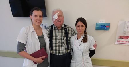 Lech Wałęsa już po operacji. W szpitalu zrobił sobie zdjęcia "przed" i "po"