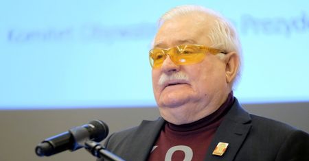 Wałęsa opublikował zdjęcie półnagich kobiet. Wywołał burzę