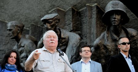 Wałęsa pisze list do Rolling Stones'ów. Alarmuje o "złej sytuacji w Polsce"