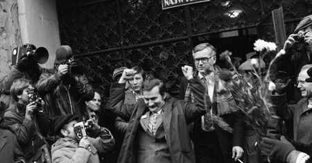 Lech Wałęsa: genialny polityk czy opozycjonista uwikłany we współpracę z SB? Przeczytaj fragment książki!