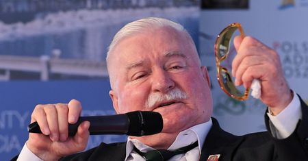 I po pojednawczym geście. Lech Wałęsa zapewnia, że dalej obwinia Kaczyńskiego za katastrofę w Smoleńsku