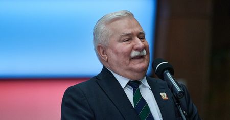 Policja reaguje na wpis Lecha Wałęsy. Weryfikacja pozwolenia na broń