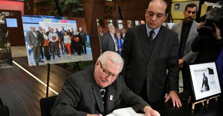 Lech Wałęsa wpisał się do księgi kondolencyjnej. "Żegnaj przyjacielu"