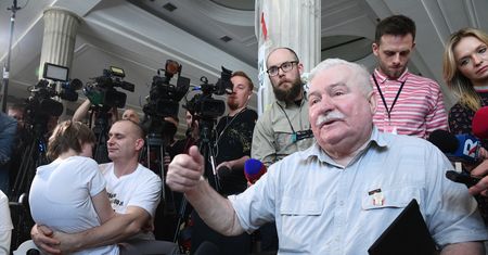 Lech Wałęsa "nie wyklucza" spędzenia nocy z protestującymi. "Sejm to jednak ładne pomieszczenia"