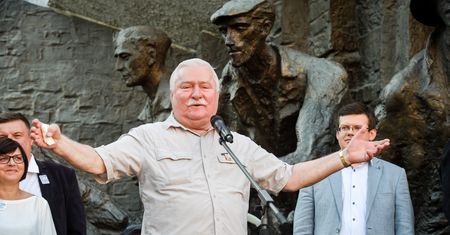 Lech Wałęsa "dementuje kłamstwa". Nazywa Kornela Morawieckiego "zdrajcą"