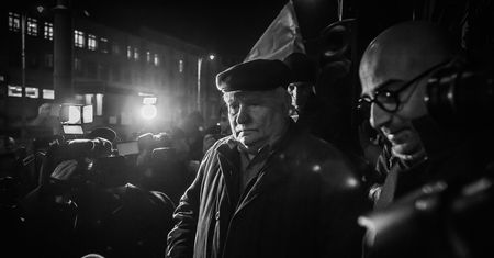 Lech Wałęsa pokazuje unikalne zdjęcia. A potem dodaje: żona pary razy nas wszystkich pogoniła