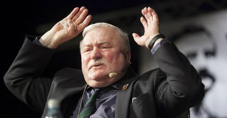 "Tak, jak królów ścinano, tak Wałęsę trzeba ukarać". Satyryk nie panuje nad emocjami